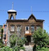 Жилой дом.  Построен в 1915 году. Ул. Анатолия, 102
