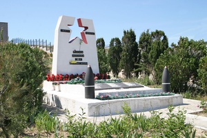 Братская могила. Место захоронения личного состава 2-й орудийной башни, погибшего при взрыве 17 декабря 1941 года.