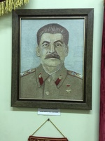Портрет И.В. Сталина, вышитый подпольно одной мастерицей в середине прошлого века. Афишировать его было нельзя, так как он был расшит без согласования и одобрения властей. Над головой можно увидеть слабозаметный нимб.