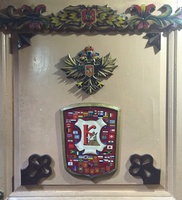 Герб, на котором изображены флаги всех стран, посетители из готорых побывали в музее.